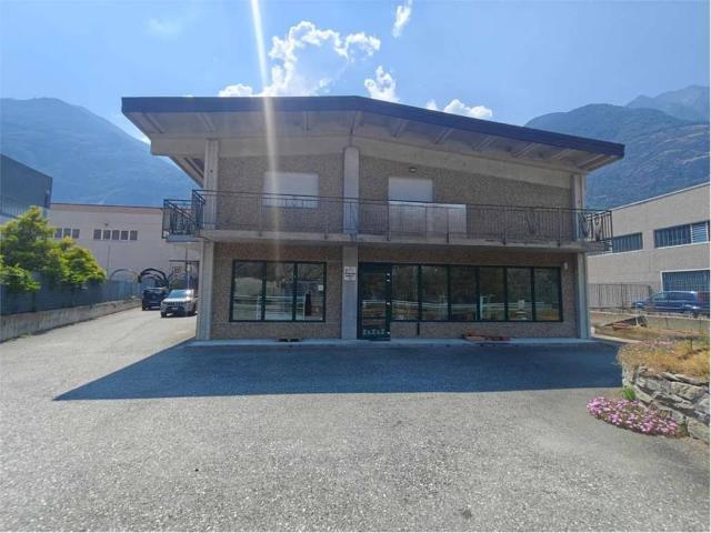 Locale Commerciale in vendita a Champdepraz, Aosta