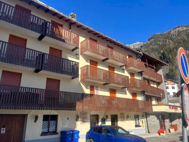 Locale Commerciale in vendita a Champorcher, Aosta