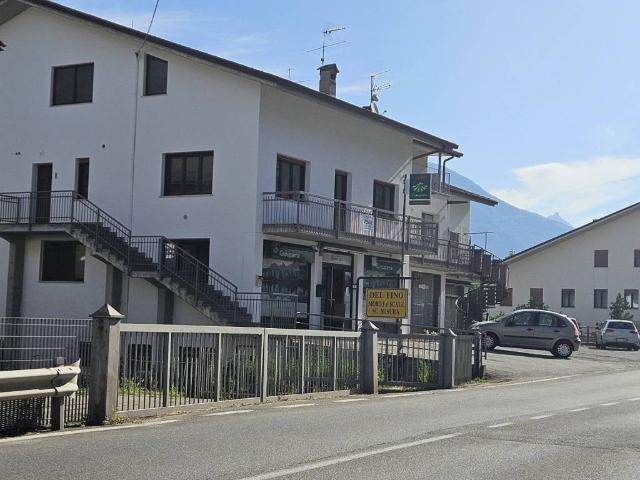 Locale Commerciale in vendita a Charvensod, Aosta
