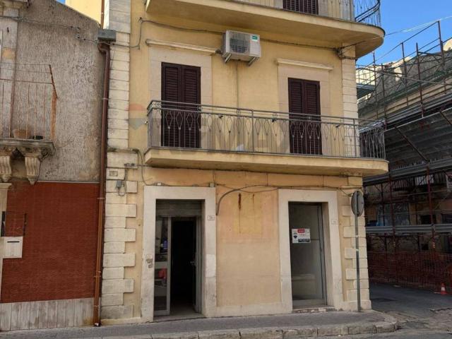 Locale Commerciale in vendita a Chiaramonte Gulfi, Sicilia