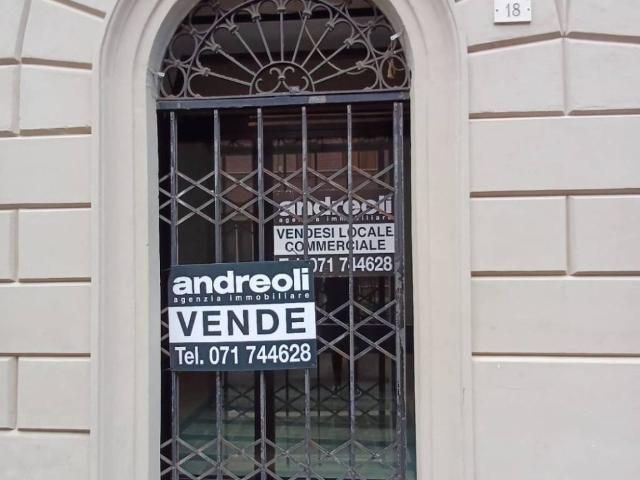 Locale Commerciale in vendita a Marche, Ancona