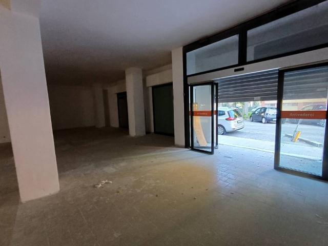 Locale Commerciale in vendita a Marche, Ancona