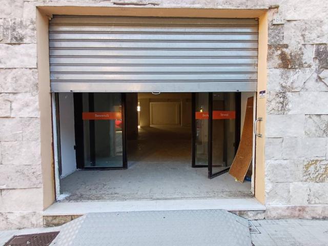 Locale Commerciale in vendita a Marche, Ancona