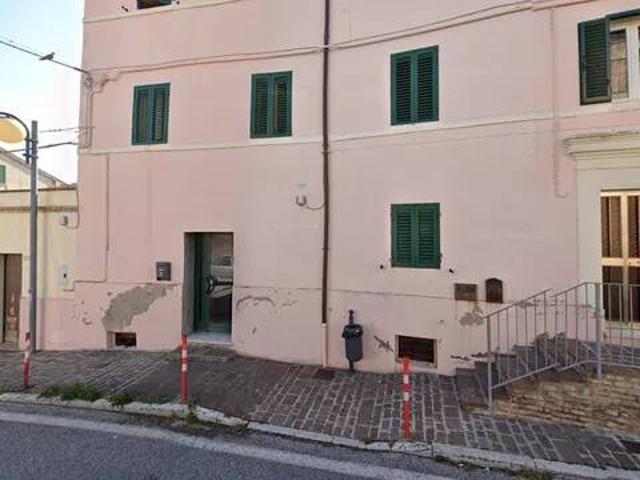 Locale Commerciale in vendita a Marche, Ancona