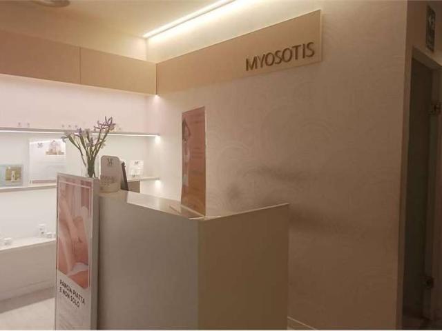 Locale Commerciale in vendita a Marche, Ancona