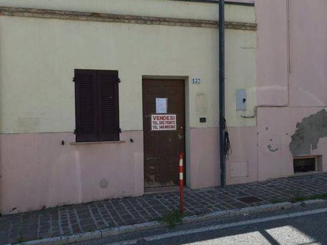 Locale Commerciale in vendita a Marche, Ancona