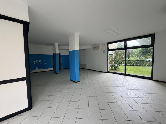 Locale Commerciale in vendita a Fornaci, Chiari