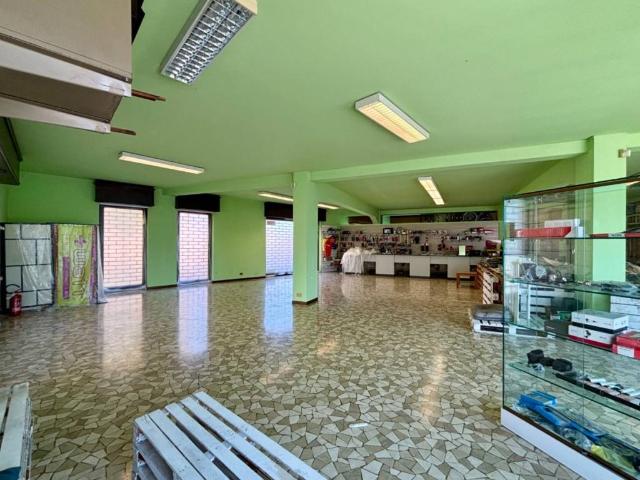 Locale Commerciale in vendita a Chiari, Lombardia