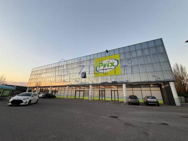 Locale Commerciale in vendita a Chiari, Lombardia
