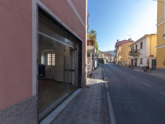 Locale Commerciale in vendita a Sampierdicanne, Chiavari