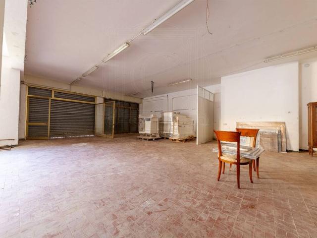 Locale Commerciale in vendita a Sampierdicanne, Chiavari