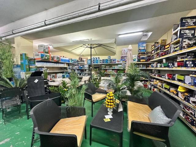 Locale Commerciale in vendita a Borgo Venezia, Piemonte