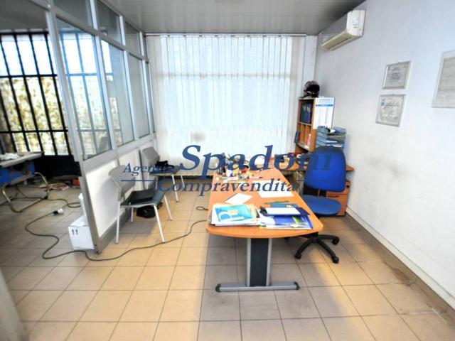 Locale Commerciale in vendita a Chiesina Uzzanese, Toscana