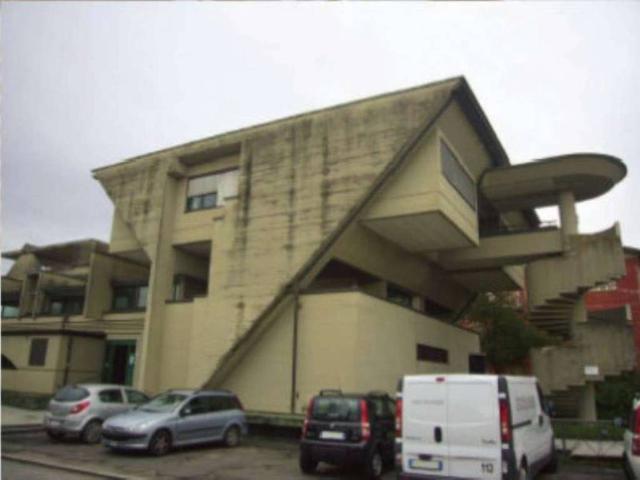 Locale Commerciale in vendita a Chiesina Uzzanese, Toscana