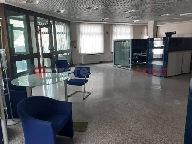 Locale Commerciale in vendita a Chiesina Uzzanese, Toscana