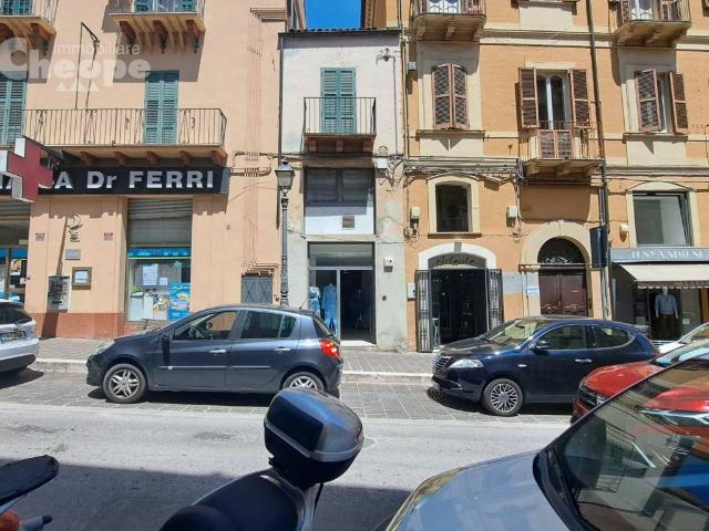 Locale Commerciale in vendita a Chieti, Abruzzo