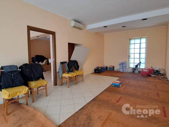 Locale Commerciale in vendita a Pietragrossa, Chieti