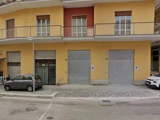 Locale Commerciale in vendita a Pietragrossa, Chieti