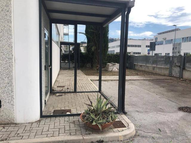 Locale Commerciale in vendita a Chieti Scalo, Chieti