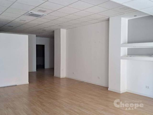 Locale Commerciale in vendita a Pietragrossa, Chieti