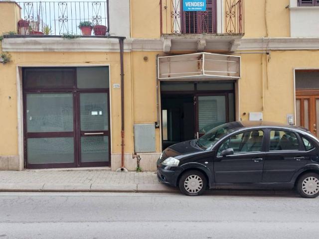 Locale Commerciale in vendita a Pietragrossa, Chieti