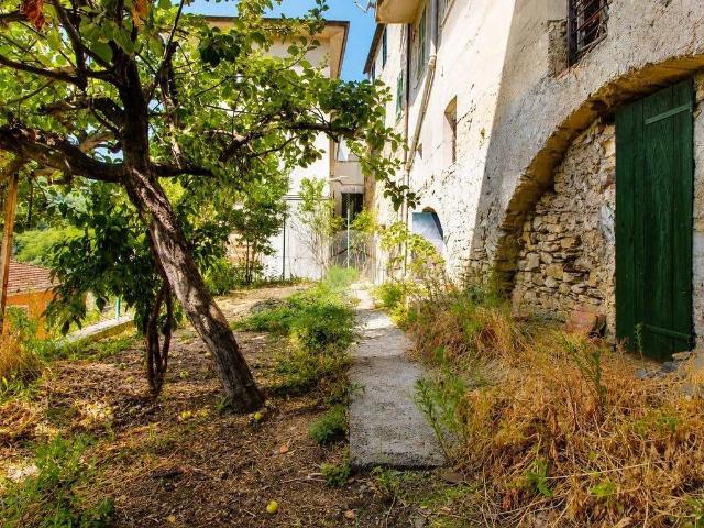 Locale Commerciale in vendita a Chiusavecchia, Liguria