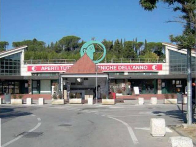 Locale Commerciale in vendita a Chiusi Città, Toscana