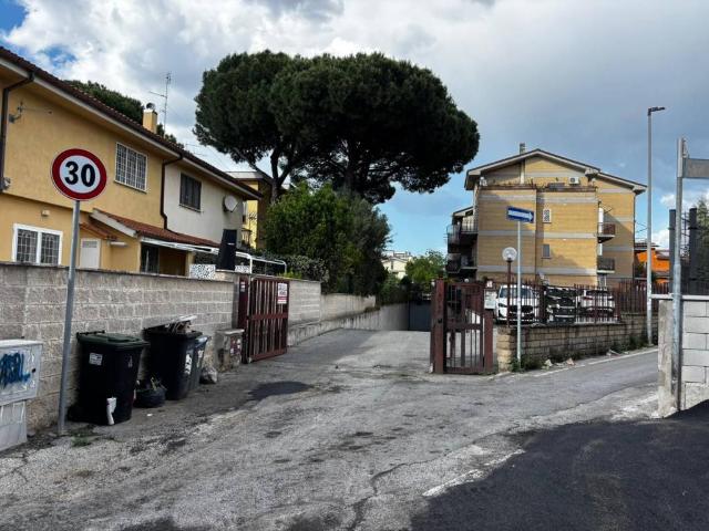 Locale Commerciale in vendita a Acqua Acetosa, Roma Capitale