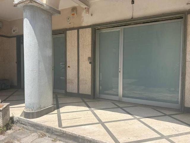 Locale Commerciale in vendita a Cicciano, Campania