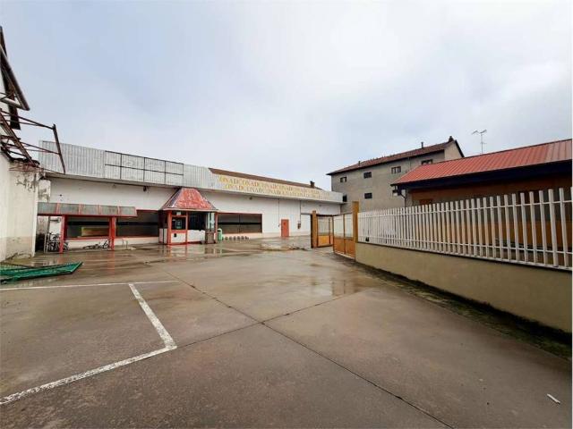 Locale Commerciale in vendita a Cigliano, Vercelli