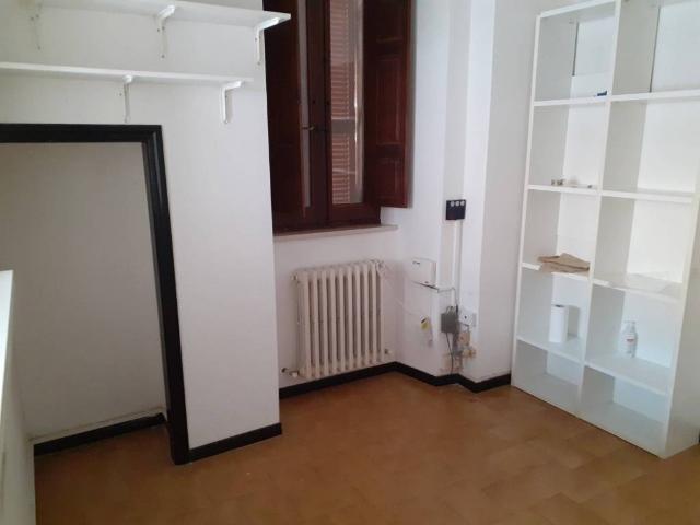 Locale Commerciale in vendita a Marche, Macerata