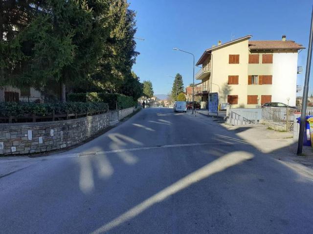 Locale Commerciale in vendita a Pozzo, Marche