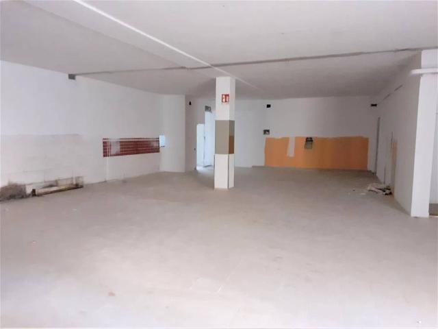 Locale Commerciale in vendita a Marche, Macerata