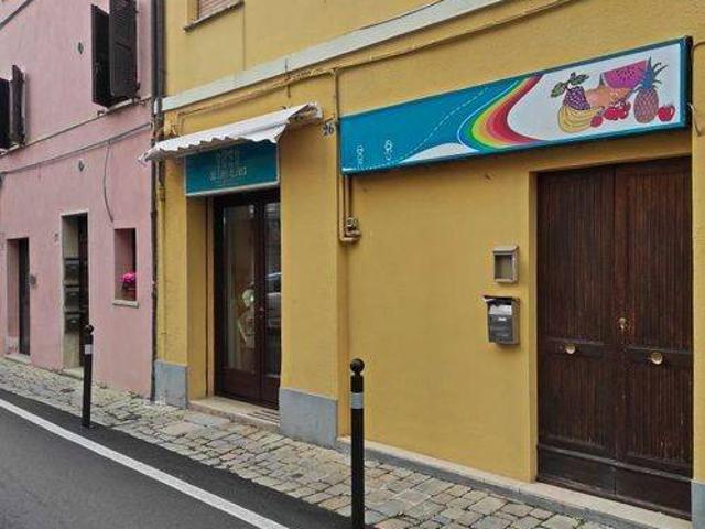 Locale Commerciale in vendita a Marche, Macerata