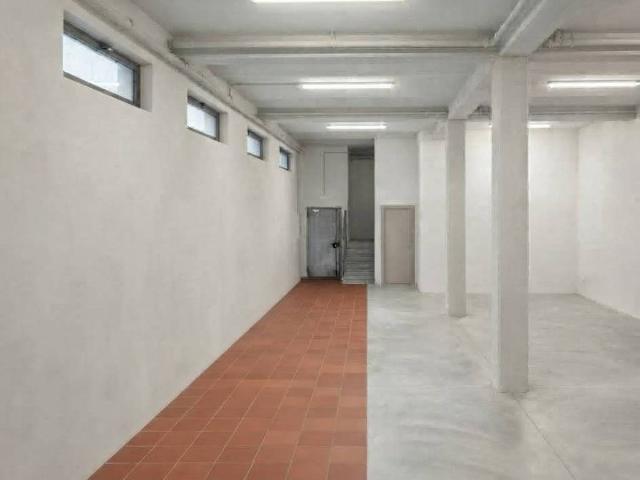 Locale Commerciale in vendita a Crocetta, Cinisello Balsamo