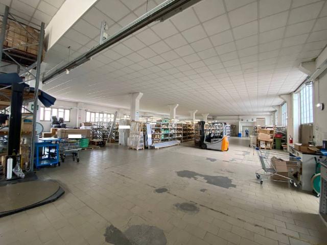 Locale Commerciale in vendita a Zona Omogenea Milano Nord, Muggiò