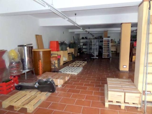 Locale Commerciale in vendita a Albenga, Liguria