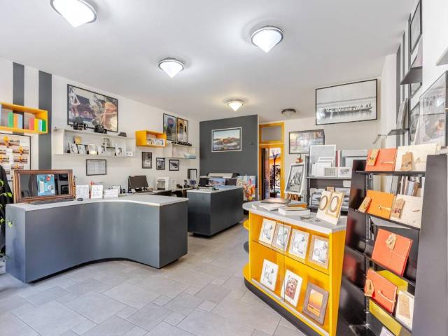 Locale Commerciale in vendita a Cislago, Varese