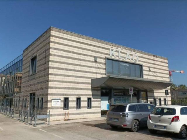 Locale Commerciale in vendita a Cisterna Di Latina, Lazio