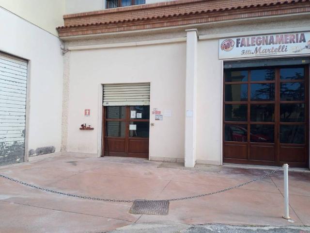 Locale Commerciale in vendita a Cisterna di Latina, Latina