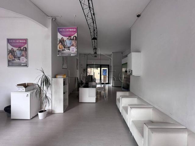 Locale Commerciale in vendita a San Leo Bastia, Umbria