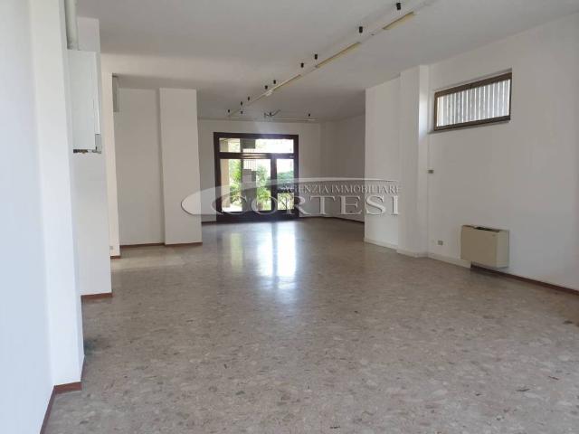 Locale Commerciale in vendita a San Leo Bastia, Umbria