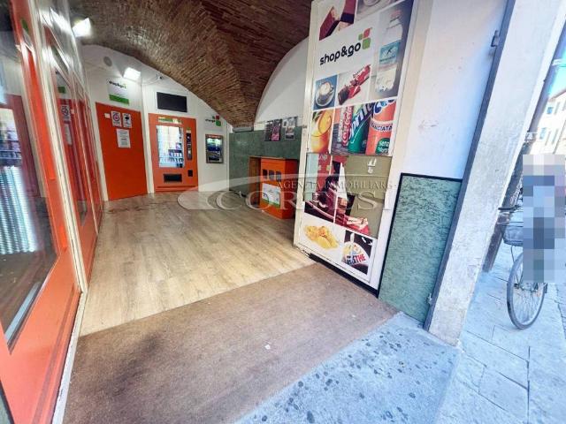 Locale Commerciale in vendita a Città di Castello, Perugia