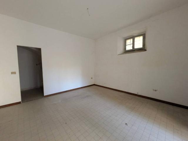 Locale Commerciale in vendita a San Leo Bastia, Umbria