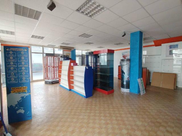 Locale Commerciale in vendita a San Leo Bastia, Umbria