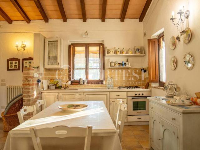 Locale Commerciale in vendita a San Leo Bastia, Umbria