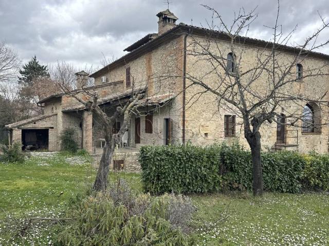 Locale Commerciale in vendita a San Leo Bastia, Umbria