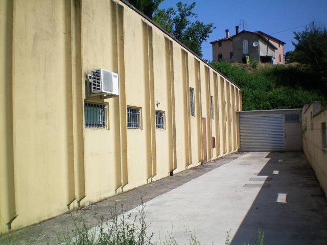 Locale Commerciale in vendita a San Leo Bastia, Umbria