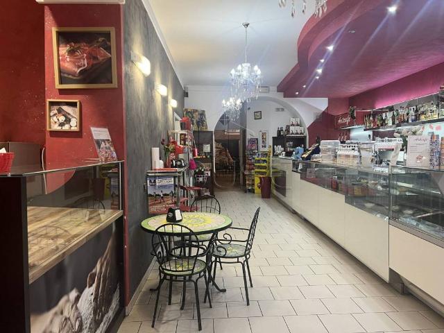 Locale Commerciale in vendita a San Leo Bastia, Umbria