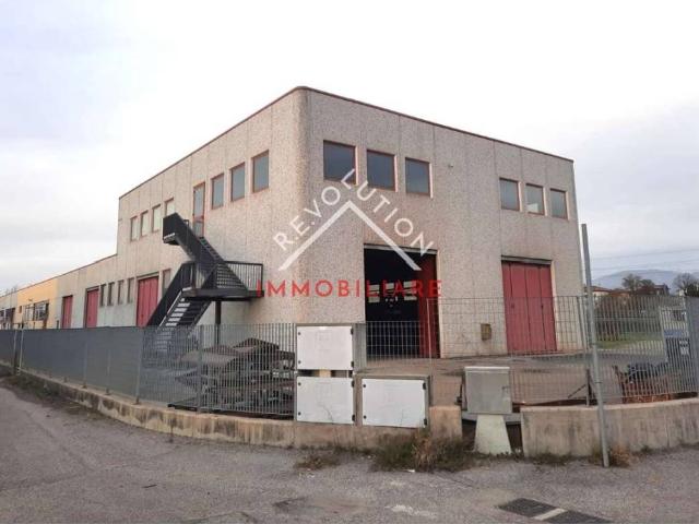 Locale Commerciale in vendita a San Leo Bastia, Umbria